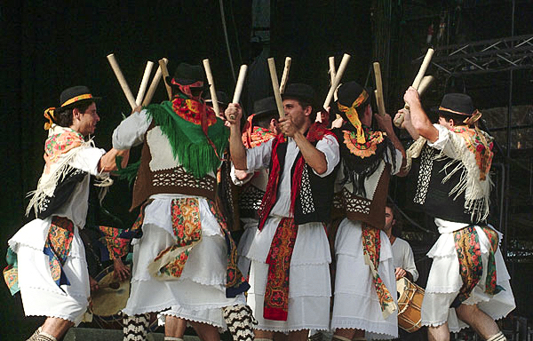 Trajes tradicionais em apresentação dos Pauliteiros